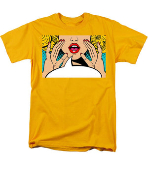 Seksowna, zaskoczona blondynka w stylu pop-art z otwartymi ustami i unoszącymi się rękami, krzycząca „zapowiedź”. Tło wektorowe w stylu komiksowym retro pop-art. Zaproszenie na imprezę. - Męski T-shirt (regularny krój)