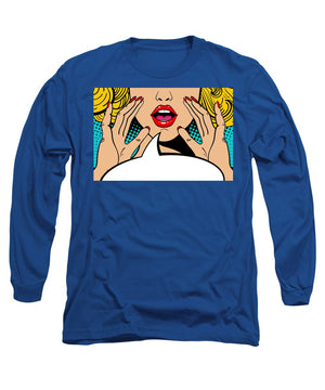 Seksowna, zaskoczona blondynka w stylu pop-art z otwartymi ustami i unoszącymi się rękami, krzycząca „zapowiedź”. Tło wektorowe w stylu komiksowym retro pop-art. Zaproszenie na imprezę. - Koszulka z długim rękawem.