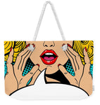 Seksowna, zaskoczona blondynka w stylu pop-art z otwartymi ustami i unoszącymi się rękami, krzycząca „zapowiedź”. Tło wektorowe w stylu komiksowym retro pop-art. Zaproszenie na imprezę. - Torba weekendowa.