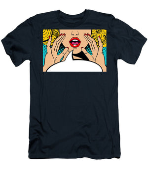 Seksowna, zaskoczona blondynka w stylu pop-art z otwartymi ustami i unoszącymi się rękami, krzycząca „zapowiedź”. Tło wektorowe w stylu komiksowym retro pop-art. Zaproszenie na imprezę. - Koszulka.