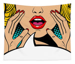 Seksowna, zaskoczona blondynka w stylu pop-art z otwartymi ustami i unoszącymi się rękami, krzycząca „zapowiedź”. Tło wektorowe w stylu komiksowym retro pop-art. Zaproszenie na imprezę. - Gobelin
