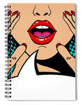 Seksowna, zaskoczona blondynka w stylu pop-art z otwartymi ustami i unoszącymi się rękami, krzycząca „zapowiedź”. Tło wektorowe w stylu komiksowym retro pop-art. Zaproszenie na imprezę. - Notatnik spiralny