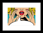 Seksowna, zaskoczona blondynka w stylu pop-art z otwartymi ustami i unoszącymi się rękami, krzycząca „zapowiedź”. Tło wektorowe w stylu komiksowym retro pop-art. Zaproszenie na imprezę. - Oprawiony wydruk.