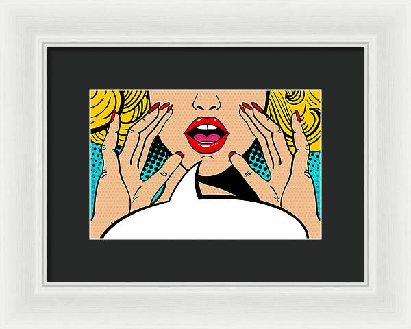 Seksowna, zaskoczona blondynka w stylu pop-art z otwartymi ustami i unoszącymi się rękami, krzycząca „zapowiedź”. Tło wektorowe w stylu komiksowym retro pop-art. Zaproszenie na imprezę. - Oprawiony wydruk.