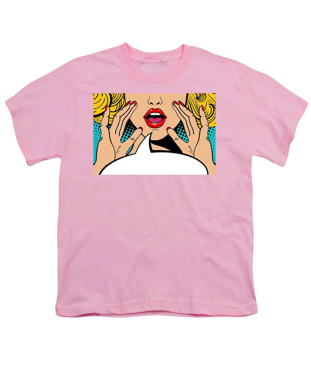 Seksowna, zaskoczona blondynka w stylu pop-art z otwartymi ustami i unoszącymi się rękami, krzycząca „zapowiedź”. Tło wektorowe w stylu komiksowym retro pop-art. Zaproszenie na imprezę. - Koszulka młodzieżowa.