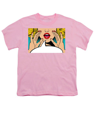 Seksowna, zaskoczona blondynka w stylu pop-art z otwartymi ustami i unoszącymi się rękami, krzycząca „zapowiedź”. Tło wektorowe w stylu komiksowym retro pop-art. Zaproszenie na imprezę. - Koszulka młodzieżowa.