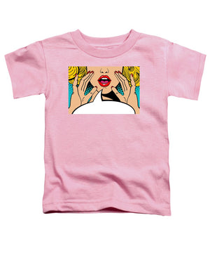 Seksowna, zaskoczona blondynka w stylu pop-art z otwartymi ustami i unoszącymi się rękami, krzycząca „zapowiedź”. Tło wektorowe w stylu komiksowym retro pop-art. Zaproszenie na imprezę. - Koszulka dla malucha.