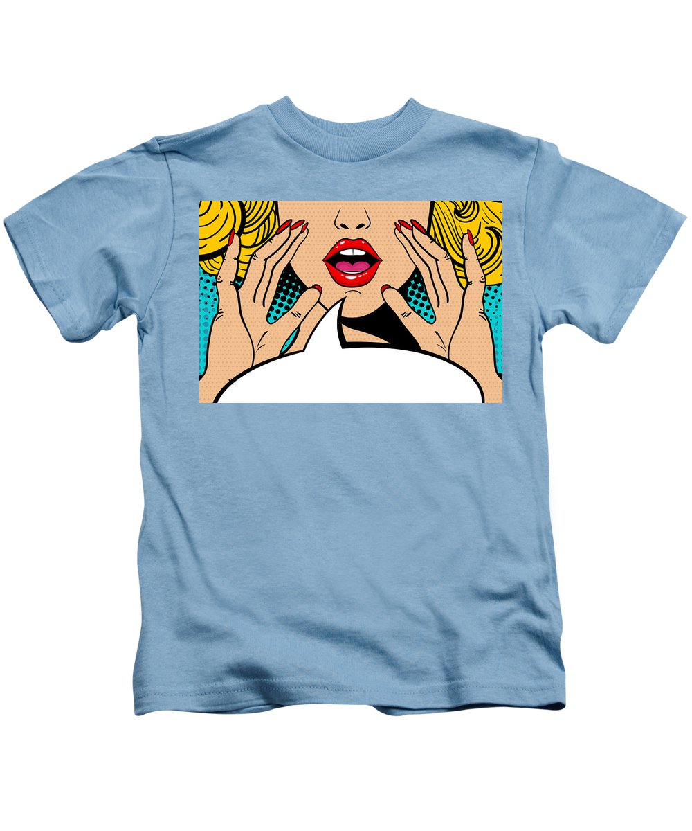 Seksowna, zaskoczona blondynka w stylu pop-art z otwartymi ustami i unoszącymi się rękami, krzycząca „zapowiedź”. Tło wektorowe w stylu komiksowym retro pop-art. Zaproszenie na imprezę. - Koszulka dziecięca.