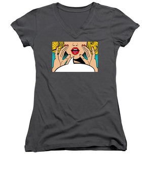 Seksowna, zaskoczona blondynka w stylu pop-art z otwartymi ustami i unoszącymi się rękami, krzycząca „zapowiedź”. Tło wektorowe w stylu komiksowym retro pop-art. Zaproszenie na imprezę. - Damski dekolt w serek.