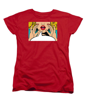 Seksowna, zaskoczona blondynka w stylu pop-art z otwartymi ustami i unoszącymi się rękami, krzycząca „zapowiedź”. Tło wektorowe w stylu komiksowym retro pop-art. Zaproszenie na imprezę. - Koszulka damska (standardowy krój)
