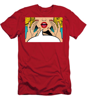 Seksowna, zaskoczona blondynka w stylu pop-art z otwartymi ustami i unoszącymi się rękami, krzycząca „zapowiedź”. Tło wektorowe w stylu komiksowym retro pop-art. Zaproszenie na imprezę. - Koszulka.