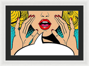 Seksowna, zaskoczona blondynka w stylu pop-art z otwartymi ustami i unoszącymi się rękami, krzycząca „zapowiedź”. Tło wektorowe w stylu komiksowym retro pop-art. Zaproszenie na imprezę. - Oprawiony wydruk.