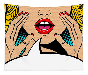 Seksowna, zaskoczona blondynka w stylu pop-art z otwartymi ustami i unoszącymi się rękami, krzycząca „zapowiedź”. Tło wektorowe w stylu komiksowym retro pop-art. Zaproszenie na imprezę. - Gobelin
