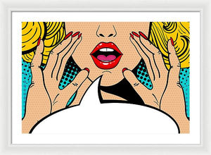 Seksowna, zaskoczona blondynka w stylu pop-art z otwartymi ustami i unoszącymi się rękami, krzycząca „zapowiedź”. Tło wektorowe w stylu komiksowym retro pop-art. Zaproszenie na imprezę. - Oprawiony wydruk.
