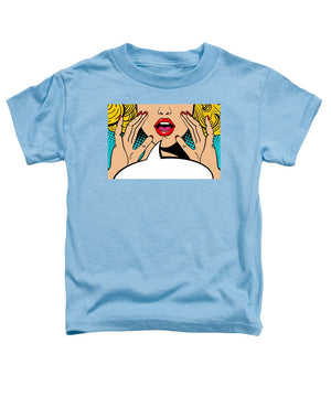Seksowna, zaskoczona blondynka w stylu pop-art z otwartymi ustami i unoszącymi się rękami, krzycząca „zapowiedź”. Tło wektorowe w stylu komiksowym retro pop-art. Zaproszenie na imprezę. - Koszulka dla malucha.