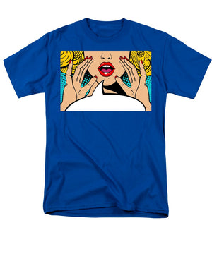 Seksowna, zaskoczona blondynka w stylu pop-art z otwartymi ustami i unoszącymi się rękami, krzycząca „zapowiedź”. Tło wektorowe w stylu komiksowym retro pop-art. Zaproszenie na imprezę. - Męski T-shirt (regularny krój)
