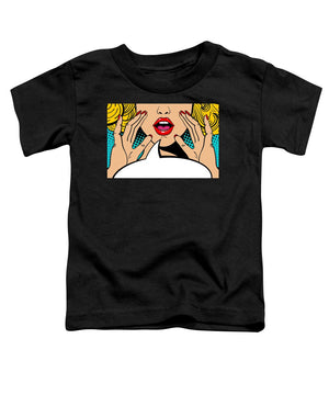 Seksowna, zaskoczona blondynka w stylu pop-art z otwartymi ustami i unoszącymi się rękami, krzycząca „zapowiedź”. Tło wektorowe w stylu komiksowym retro pop-art. Zaproszenie na imprezę. - Koszulka dla malucha.