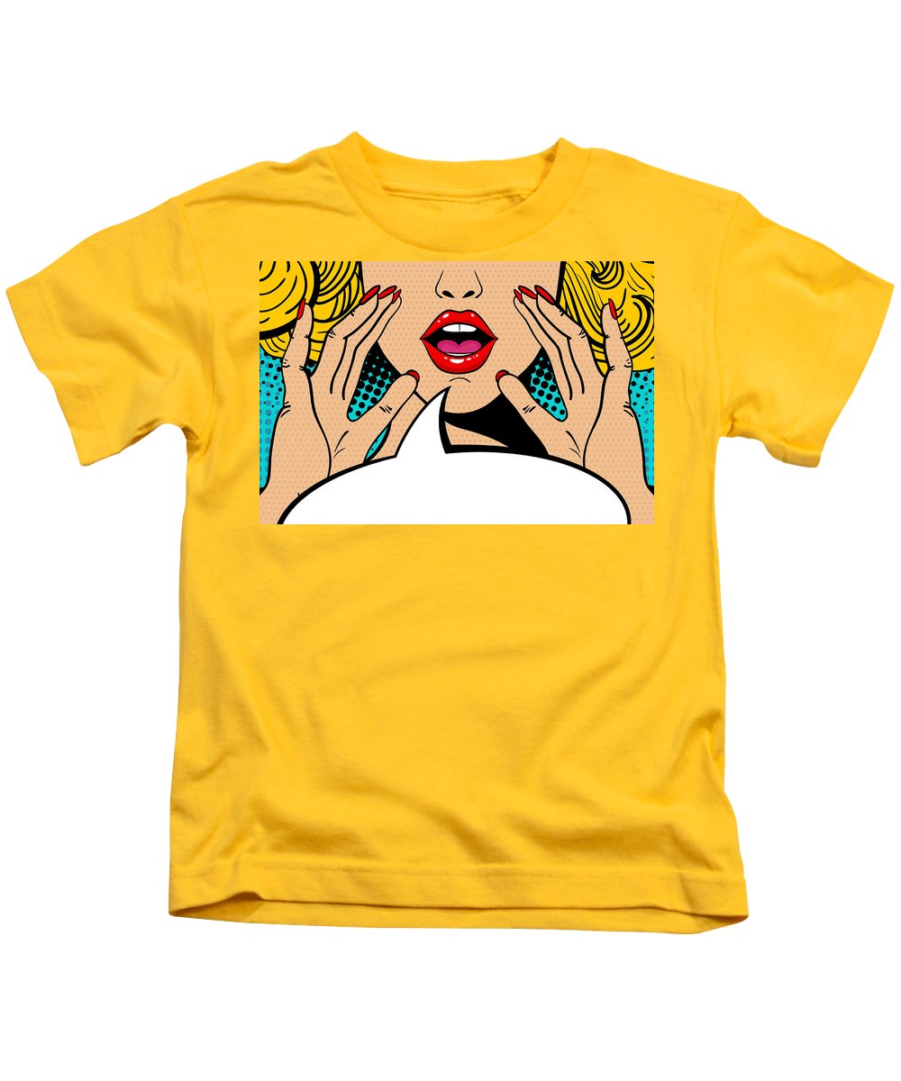 Seksowna, zaskoczona blondynka w stylu pop-art z otwartymi ustami i unoszącymi się rękami, krzycząca „zapowiedź”. Tło wektorowe w stylu komiksowym retro pop-art. Zaproszenie na imprezę. - Koszulka dziecięca.