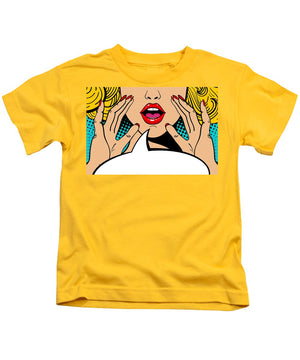 Seksowna, zaskoczona blondynka w stylu pop-art z otwartymi ustami i unoszącymi się rękami, krzycząca „zapowiedź”. Tło wektorowe w stylu komiksowym retro pop-art. Zaproszenie na imprezę. - Koszulka dziecięca.