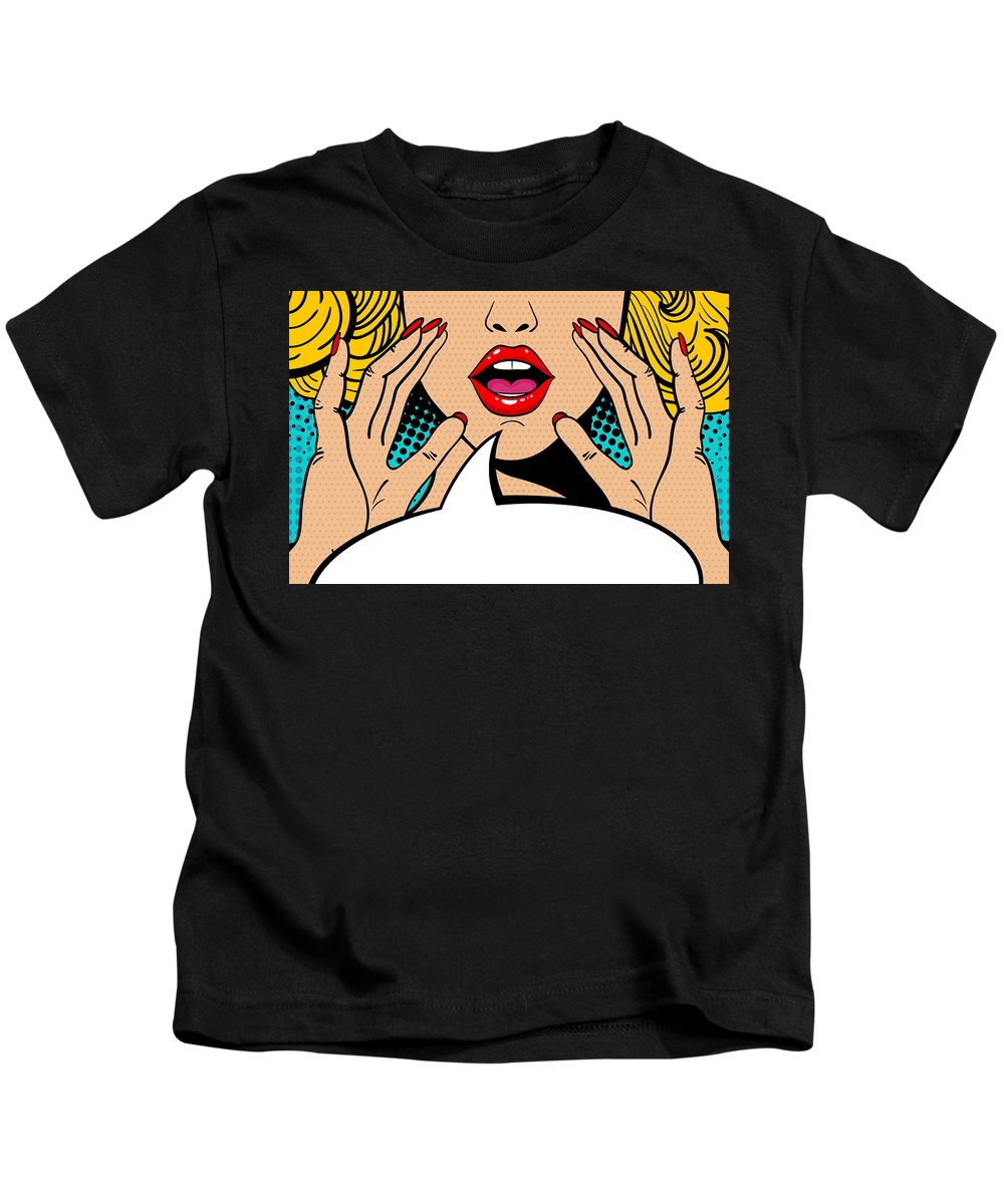 Seksowna, zaskoczona blondynka w stylu pop-art z otwartymi ustami i unoszącymi się rękami, krzycząca „zapowiedź”. Tło wektorowe w stylu komiksowym retro pop-art. Zaproszenie na imprezę. - Koszulka dziecięca.