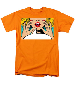 Seksowna, zaskoczona blondynka w stylu pop-art z otwartymi ustami i unoszącymi się rękami, krzycząca „zapowiedź”. Tło wektorowe w stylu komiksowym retro pop-art. Zaproszenie na imprezę. - Męski T-shirt (regularny krój)