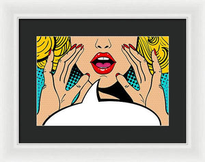 Seksowna, zaskoczona blondynka w stylu pop-art z otwartymi ustami i unoszącymi się rękami, krzycząca „zapowiedź”. Tło wektorowe w stylu komiksowym retro pop-art. Zaproszenie na imprezę. - Oprawiony wydruk.