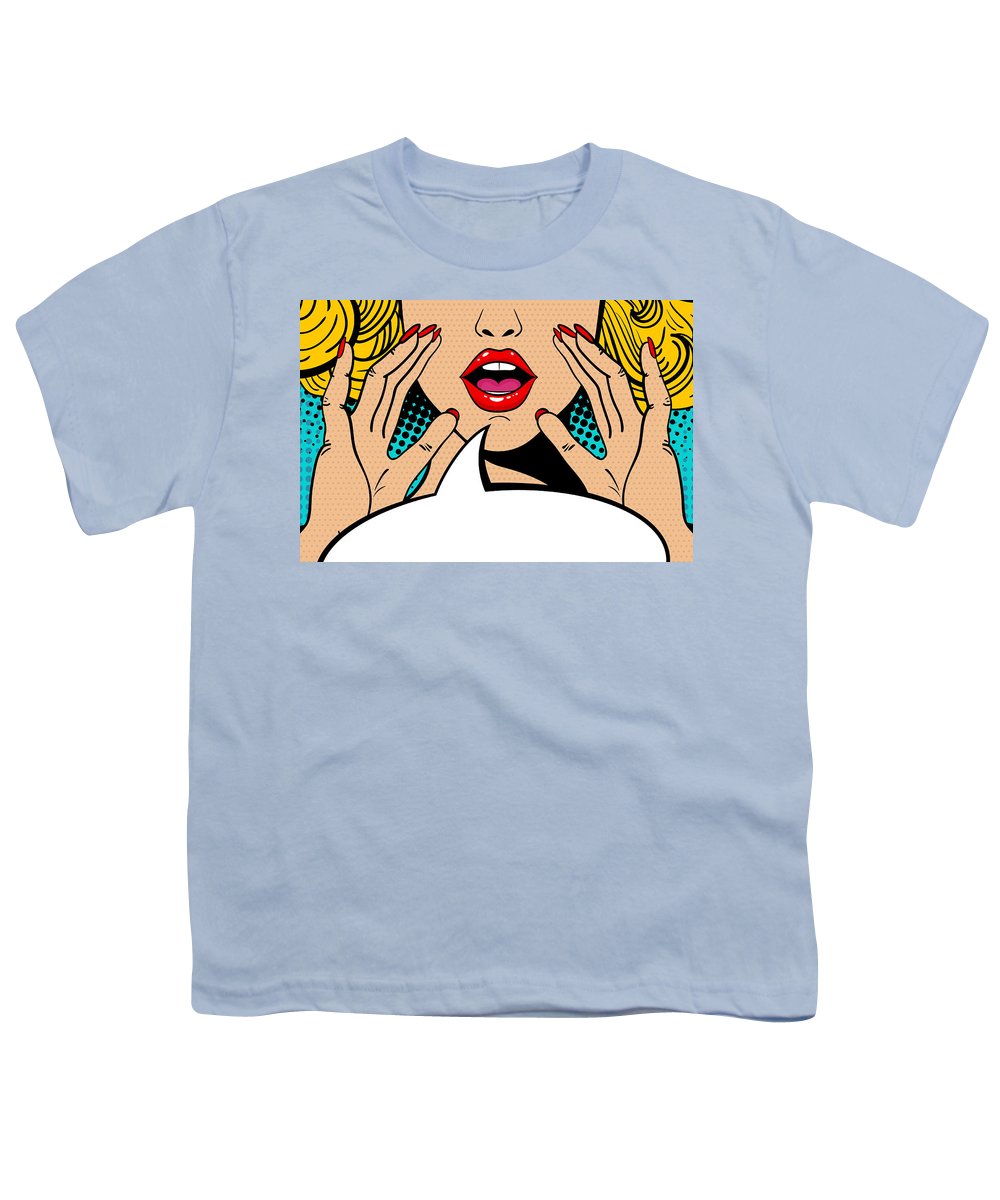 Seksowna, zaskoczona blondynka w stylu pop-art z otwartymi ustami i unoszącymi się rękami, krzycząca „zapowiedź”. Tło wektorowe w stylu komiksowym retro pop-art. Zaproszenie na imprezę. - Koszulka młodzieżowa.