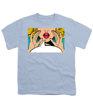 Seksowna, zaskoczona blondynka w stylu pop-art z otwartymi ustami i unoszącymi się rękami, krzycząca „zapowiedź”. Tło wektorowe w stylu komiksowym retro pop-art. Zaproszenie na imprezę. - Koszulka młodzieżowa.