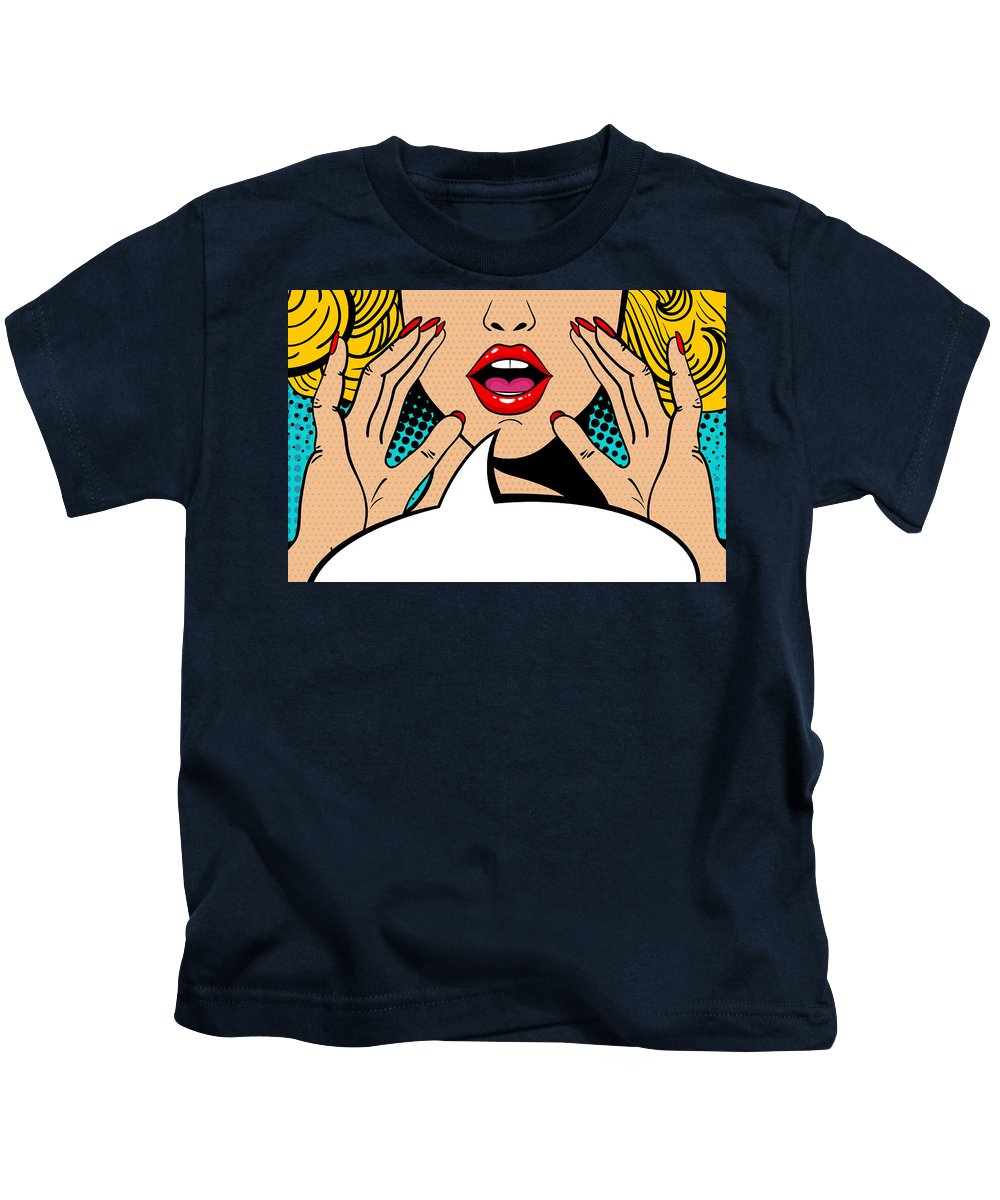 Seksowna, zaskoczona blondynka w stylu pop-art z otwartymi ustami i unoszącymi się rękami, krzycząca „zapowiedź”. Tło wektorowe w stylu komiksowym retro pop-art. Zaproszenie na imprezę. - Koszulka dziecięca.