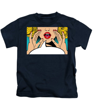 Seksowna, zaskoczona blondynka w stylu pop-art z otwartymi ustami i unoszącymi się rękami, krzycząca „zapowiedź”. Tło wektorowe w stylu komiksowym retro pop-art. Zaproszenie na imprezę. - Koszulka dziecięca.