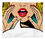 Seksowna, zaskoczona blondynka w stylu pop-art z otwartymi ustami i unoszącymi się rękami, krzycząca „zapowiedź”. Tło wektorowe w stylu komiksowym retro pop-art. Zaproszenie na imprezę. - Koc