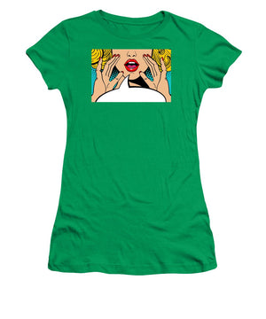 Seksowna, zaskoczona blondynka w stylu pop-art z otwartymi ustami i unoszącymi się rękami, krzycząca „zapowiedź”. Tło wektorowe w stylu komiksowym retro pop-art. Zaproszenie na imprezę. - Koszulka damska.